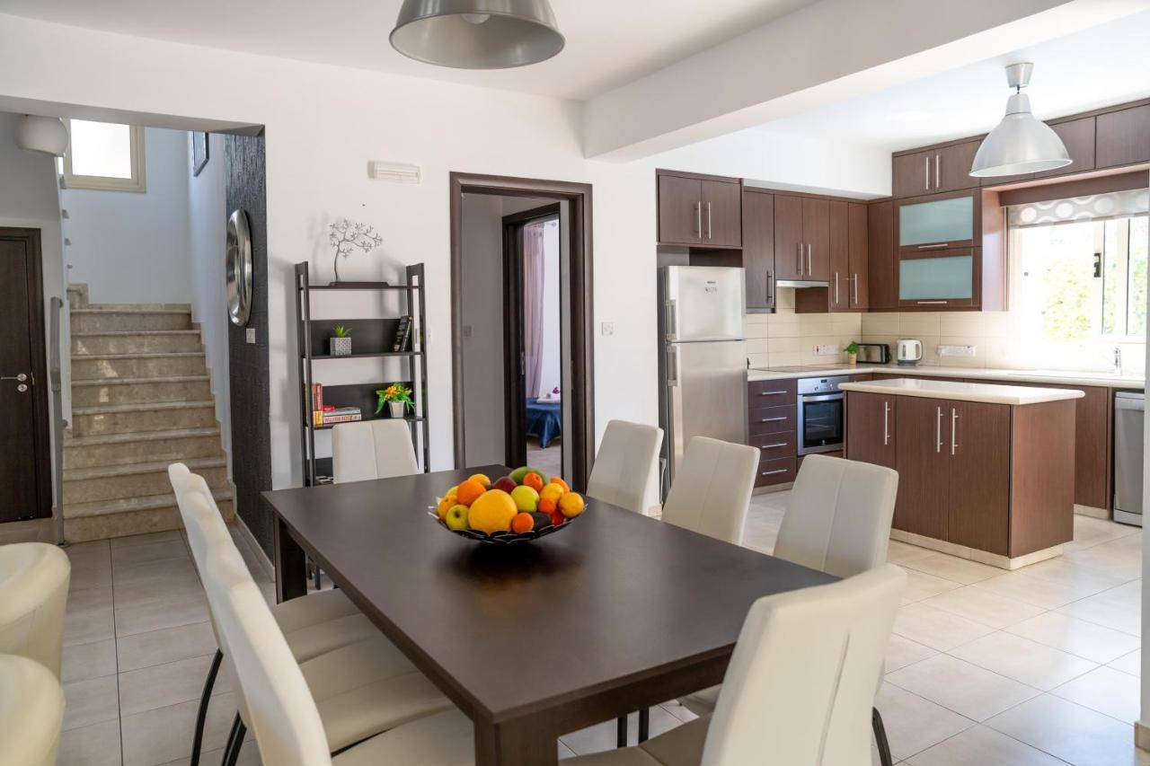 Palm Villa Ekaterina 4 Bdrm Paralimni Exterior foto