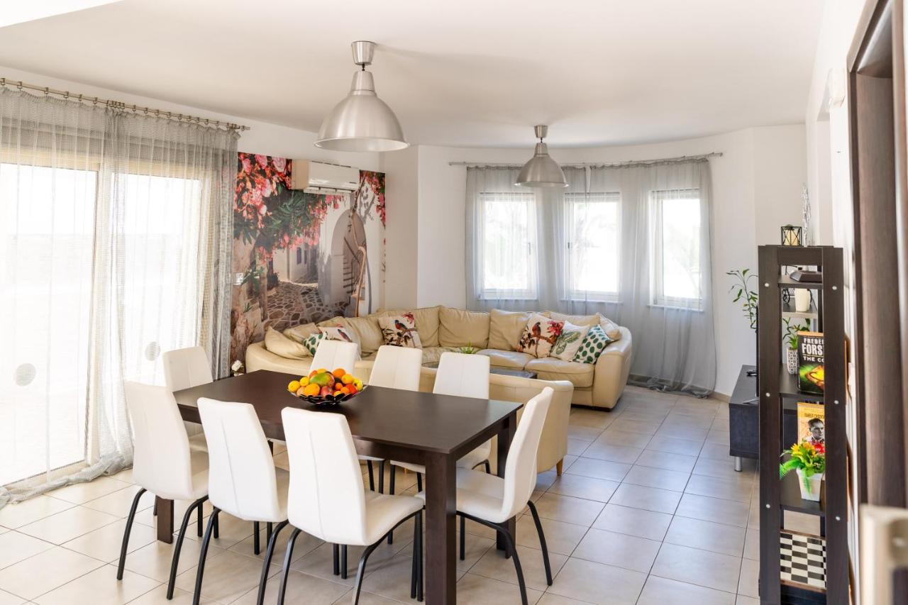 Palm Villa Ekaterina 4 Bdrm Paralimni Exterior foto