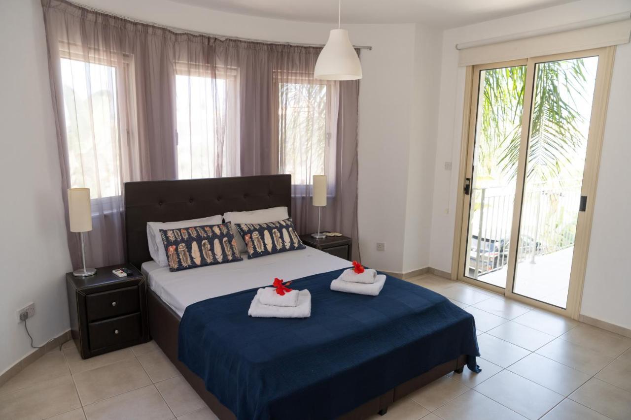 Palm Villa Ekaterina 4 Bdrm Paralimni Exterior foto